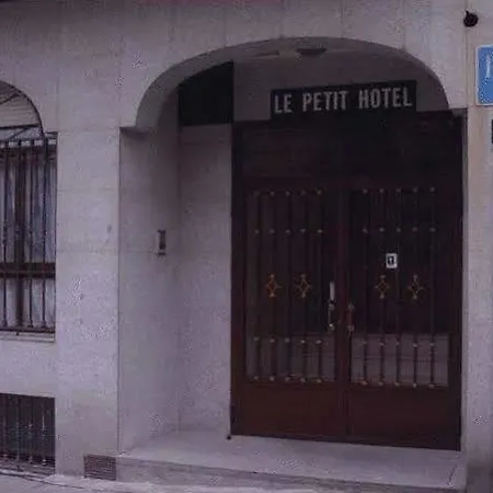 Le Petit Готель